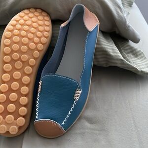 Flat shoes.